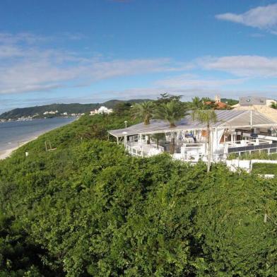  

FLORIANÓPOLIS, SC, BRASIL - 24/05/2016
Beach clubs deverão ser removidos. Na foto, o Café de La Musique