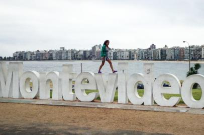 MONTEVIDEO, URUGUAY - 04/04/2015 : 10 atrações para visitar durante 36 horas em Montevidéu. Na foto: letreiro com o nome da cidade. (FOTO: BRUNO ALENCASTRO/AGÊNCIA RBS, Caderno Viagem)