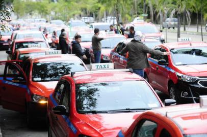  PORTO ALEGRE, RS, BRASIL - 23-06-2016 - Taxistas se concentram próximo ao Beira -Rio para fazer protesto (FOTO: RONALDO BERNARDI/AGÊNCIA RBS)