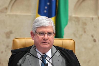 O procurador-geral da República, Rodrigo Janot, disse hoje (22), no Supremo Tribunal Federal (STF), que há documentos que mostram que o presidente afastado da Câmara dos Deputados, Eduardo Cunha (PMDB-RJ), é o titular das contas atribuídas a ele na Suíça, pois "está documentalmente provado, e esse foi um processo transferido da justiça suíça para a justiça brasileira, para a nossa ampla jurisdição, que as contas são de titularidade do acusado e que a origem dos recursos, ao menos nesse juízo de delibação de recebimento de denúncia, é absolutamente espúria".