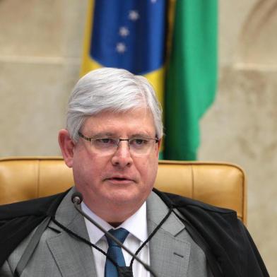 O procurador-geral da República, Rodrigo Janot, disse hoje (22), no Supremo Tribunal Federal (STF), que há documentos que mostram que o presidente afastado da Câmara dos Deputados, Eduardo Cunha (PMDB-RJ), é o titular das contas atribuídas a ele na Suíça, pois "está documentalmente provado, e esse foi um processo transferido da justiça suíça para a justiça brasileira, para a nossa ampla jurisdição, que as contas são de titularidade do acusado e que a origem dos recursos, ao menos nesse juízo de delibação de recebimento de denúncia, é absolutamente espúria".