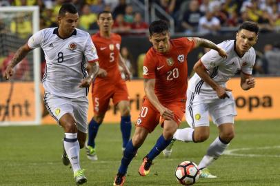 Chile Charles Aranguiz (C) vies for the ball with Colombia Edwin Cardona and Daniel Torres vie for the ball during the Copa America Centenario semifinal football match in Chicago, Illinois, United States, on June 22, 2016. Nicholas Kamm / AFP