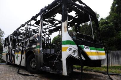  PORTO ALEGRE, RS, BRASIL-23-06-2016.Traficantes incendeiam ônibus no Beco dos Cafunchos, fazem disparos contra transformadores de luz, deixando moradores sem transporte coletivo, e sem energia eletrica.(RONALDO BERNARDI/AGÊNCIA RBS)