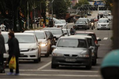  CAXIAS DO SUL, RS, BRASIL, 30/05/2016. O alto número de acidentes de trânsito em Caxias envolve principalmente motos, mas é comum observar infrações de trânsito cometidas pelos motoqueiros, como transitar entre os carros. Na foto, a Rua Sinimbu. (Diogo Sallaberry/Agência RBS)