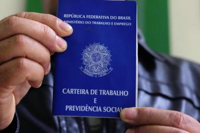  CAXIAS DO SUL RS, BRASIL (22/04/2016) Carteira de Trabalho 2016. Crise Brasileira.  Mercado de Trabalho.  Reportagem verifica atendimento no Sine.  NA FOTO, Carlos Roberto de Andrade, pedreiro desempregado, nascido em Vacaria, foi ao Sine encontrar trabalho- FONE 9211 6638. (Roni Rigon/Pioneiro)