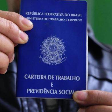  CAXIAS DO SUL RS, BRASIL (22/04/2016) Carteira de Trabalho 2016. Crise Brasileira.  Mercado de Trabalho.  Reportagem verifica atendimento no Sine.  NA FOTO, Carlos Roberto de Andrade, pedreiro desempregado, nascido em Vacaria, foi ao Sine encontrar trabalho- FONE 9211 6638. (Roni Rigon/Pioneiro)