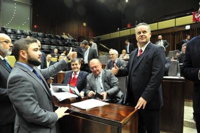  PORTO ALEGRE, RS, BRASIL - 28-06-2016 - Votação lei de diretrizes orçamentárias. No plenário servidores se manifestam contrários ao projeto do governo. Aprovada a LDO em votação na Assembléia, base do governo Sartori comemora. Lider do governo Gabriel Souza comemora com Alexandre Postal. (FOTO: ADRIANA FRANCIOSI/AGÊNCIA RBS).