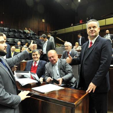  PORTO ALEGRE, RS, BRASIL - 28-06-2016 - Votação lei de diretrizes orçamentárias. No plenário servidores se manifestam contrários ao projeto do governo. Aprovada a LDO em votação na Assembléia, base do governo Sartori comemora. Lider do governo Gabriel Souza comemora com Alexandre Postal. (FOTO: ADRIANA FRANCIOSI/AGÊNCIA RBS).