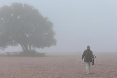  PORTO ALEGRE, RS, BRAISL - 29-06-2016 - Quarta-feira permanece com forte neblina na capital gaúcha. (FOTO: JÚLIO CORDEIRO/AGÊNCIA RBS)