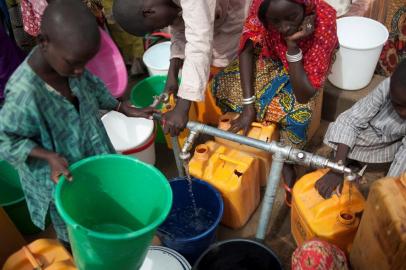  

NIGÉRIA, 01-07-2016. Nigéria se comprometeu a fazer mais para combater a escassez de alimentos entre as pessoas que ficaram desabrigadas pelo Boko Haram, como as Nações Unidas alertou cerca de 50.000 crianças poderiam morrer de fome este ano em um estado do nordeste sozinho.

Editoria: WAR
Local: Maiduguri
Indexador: STEFAN HEUNIS
Secao: civil unrest
Fonte: AFP
Fotógrafo: STR