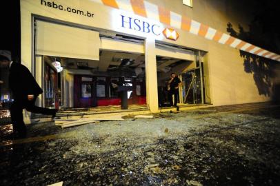  Bandidos explodiram dois caixas eletrônicos do banco HSBC em Porto Alegre na madrugada de quarta-feira, em Porto Alegre