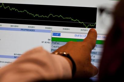  A staff points out a dropped line graph at the visitors space in Sao Paulos stock exchange Bovespa, on September 5, 2011.Editoria: FINLocal: Sao PauloIndexador: YASUYOSHI CHIBASecao: market and exchangeFonte: AFPFotógrafo: STF