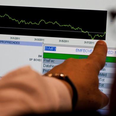  A staff points out a dropped line graph at the visitors space in Sao Paulos stock exchange Bovespa, on September 5, 2011.Editoria: FINLocal: Sao PauloIndexador: YASUYOSHI CHIBASecao: market and exchangeFonte: AFPFotógrafo: STF