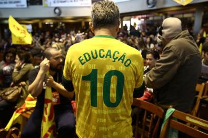  PORTO ALEGRE, RS, BRASIL, 07-07-2016.Em assembleia, professores decidem encerrar greve no RS. Categoria manifestou-se pelo fim da paralisação depois de 53 dias. As aulas serão retomadas nas escolas estaduais a partir de segunda-feira. O evento aconteceu no Gigantinho. (CARLOS MACEDO/AGÊNCIA RBS)