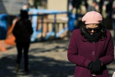  FLORIANÓPOLIS, SC, BRASIL, 20-06-2016 - Chega o inverno e, com ele, uma nova massa de ar polar trazendo muito frio à capital catarinense. Muitas pessoas procuravam caminhar ou permanecer nas áreas de sol entre os prédios do centro.