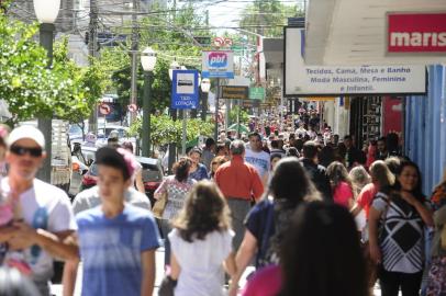  

CAXIAS DO SUL, RS, BRASIL  (06/12/2014) Consumo de Natala 2014. Reportagem verifica vendas para o natal no comércio caxiense. Na foto,consumidores na avenida Julio de Castilhos..  (Roni Rigon/Pioneiro)