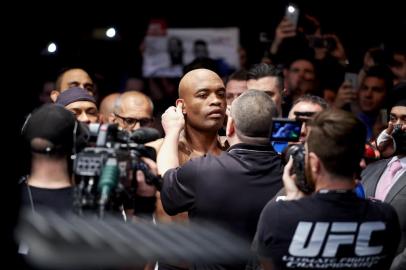  Em sua primeira luta após ser suspenso durante um ano por doping, Anderson Silva perdeu por pontos para o britânico Michael Bisping por decisão unânime dos juízes.Editoria: SPOLocal: LondonIndexador: NIKLAS HALLE'NSecao: boxingFonte: AFPFotógrafo: STR