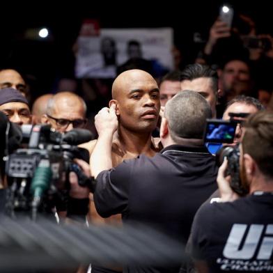  Em sua primeira luta após ser suspenso durante um ano por doping, Anderson Silva perdeu por pontos para o britânico Michael Bisping por decisão unânime dos juízes.Editoria: SPOLocal: LondonIndexador: NIKLAS HALLE'NSecao: boxingFonte: AFPFotógrafo: STR