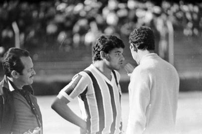  Grêmio x Cruzeiro, no Olímpico, em 1970.jogador do grêmio: AlcindoCampeonato Gaúcho#envelope: 67393*OBS CDI: fotógrafo identificado como equipe no envelope original de negativos.