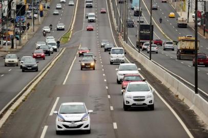  PORTO ALEGRE, RS, BRASIL 27/05/2016 - Lei obriga a usar farol baixo durante o dia nas rodovias. (CARLOS MACEDO/AGÊNCIA RBS).