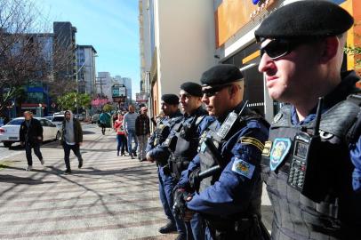  CAXIAS DO SUL, RS, BRASIL (08/07/2016) Guarda Municipal 2016. Servidores municipais em serviço na avenida Julio de Castilhos. (Roni Rigon/Pioneiro)