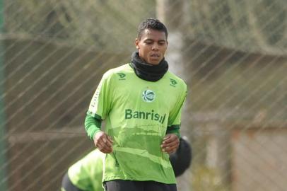 CAXIAS DO SUL, RS, BRASIL, 27/05/2016. Treino do Juventude no centro de treinamentos (CT) da equipe. Na foto, o lateral direito Carlinhos. (Diogo Sallaberry/Agência RBS)