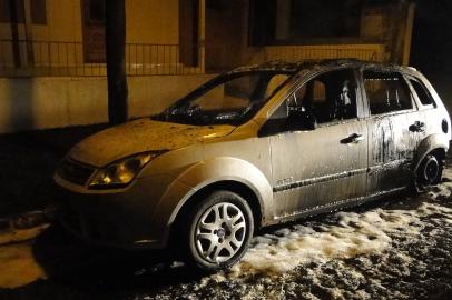 Criminosos jogam coquetéis molotov contra carro de policial em Santiago