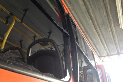 ônibus vandalizado, santa maria, rdgol, vandalismo