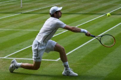  REINO UNIDO - 10-07-2016 - Final masculina de Wimbledon entre Andy Murray e Milos Raonic. Escocês e canadense se enfrentam na decisão do torneio. (FOTO: LEON NEAL / AFP)Editoria: SPOLocal: LondonIndexador: LEON NEALSecao: tennisFonte: AFPFotógrafo: STF