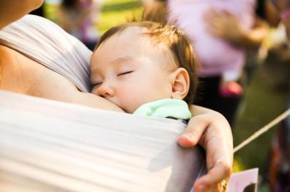  FLORIANÓPOLIS, SC, BRASIL - 01/08/2015Mães realizam mamaço no parque de CoqueirosIndexador: Marco Favero