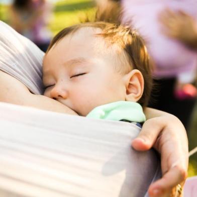  FLORIANÓPOLIS, SC, BRASIL - 01/08/2015Mães realizam mamaço no parque de CoqueirosIndexador: Marco Favero