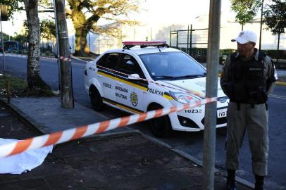  PORTO ALEGRE, RS, BRASIL.2016-07-13.Homem encontraddo morto com varios após tiroteio na Rua Orfanatrófio.(RONALDO BERNARDI/AGENCIA RBS).