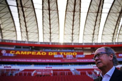 PORTO ALEGRE, RS, BRASIL - 13-07-2016 - Falcão é apresentado no Inter e projeta desafio: "Temos um grupo que pode dar mais". O novo comandante colorado recebeu a camisa 5 das mãos do presidente. Paulo Roberto Falcão. (FOTO: FÉLIX ZUCCO/AGÊNCIA RBS)