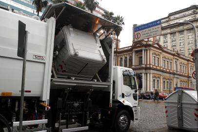 Demonstração da coleta de novos contêineres em Porto Alegre