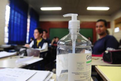  CAXIAS DO SUL, RS,BRASIL (09/05/2016) Prevenção contra gripe 2016. Escola Olga Maria Kaiser implanta medidas para prevenção da gripe 2016. Bebedouros coletivos foram interditados e alunos usam álcool pra limpeza das mãos. (Roni Rigon/Pioneiro)