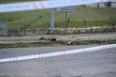  SANTA MARIA, RS, BRASIL, 16/07/2016Um homem foi morto a tiros na bairro Tancredo Neves na tarde deste sábado (15). Segundo populares a vítima é Diego Armando da Silva Cruz, 32. Ele pilotava um motocicleta quando foi perseguido por um carro. Do veículo vieram os tiros que o mataram. Na perseguição, a moto tombou e o carro chegou à capotar. O crime aconteceu por volta das 16h30min.FOTO MANUELA BALZAN/AGÊNCIA RBS