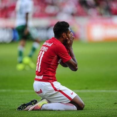  PORTO ALEGRE, RS, BRASIL 17/07/2016 - O Internacional enfrenta o Palmeiras neste domingo, no estádio Beira-Rio, pela 15ª rodada do Brasileirão 2016. O jogo  marca a reestreia de Paulo Roberto Falcão como técnico do Inter. (FOTO: FÉLIX ZUCCO/AGÊNCIA RBS).