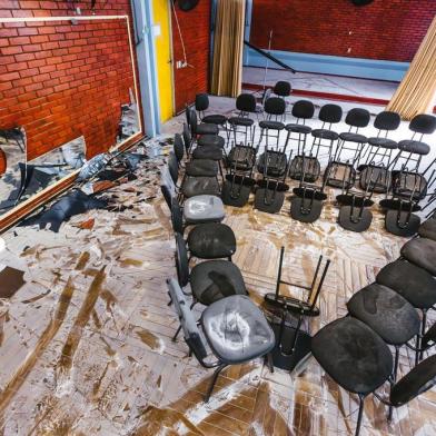  PORTO ALEGRE, RS, BRASIL 18/07/2016 - Destruição e vandalismo na Escola Estadual Érico Veríssimo. (FOTO: OMAR FREITAS/AGÊNCIA RBS).Indexador: Omar Freitas