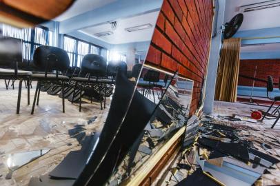  PORTO ALEGRE, RS, BRASIL 18/07/2016 - Destruição e vandalismo na Escola Estadual Érico Veríssimo. (FOTO: OMAR FREITAS/AGÊNCIA RBS).Indexador: Omar Freitas