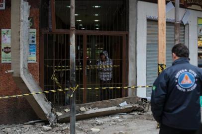  PORTO ALEGRE, RS, BRASIL - 21-07-2016 - Mulher morre em queda de marquise no Centro de Porto Alegre. Estrutura de prédio na Rua Annes Dias desabou sobre duas mulheres na manhã desta quinta-feira. (FOTO: ANDRÉ ÁVILA/AGÊNCIA RBS)