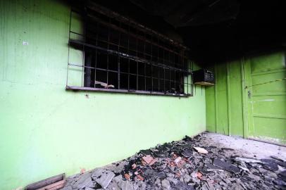  ARROIO DOS RATOS, RS, BRASIL, 21/07/2016. Um incêndio atingiu um centro de reabilitação na madrugada desta quinta-feira em Arroio dos Ratos, na Região Carbonífera. De acordo com a Brigada Militar, que atendeu a ocorrência, seis pessoas morreram no local e uma morreu no hospital de Arroio dos Ratos. (Foto: Ronaldo Bernardi/Agência RBS)**RS E SC OUT**