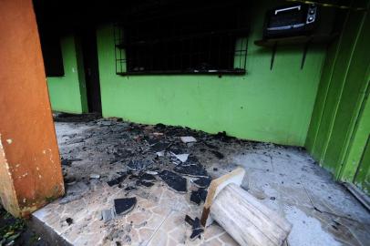  ARROIO DOS RATOS, RS, BRASIL, 21/07/2016. Um incêndio atingiu um centro de reabilitação na madrugada desta quinta-feira em Arroio dos Ratos, na Região Carbonífera. De acordo com a Brigada Militar, que atendeu a ocorrência, seis pessoas morreram no local e uma morreu no hospital de Arroio dos Ratos. (Foto: Ronaldo Bernardi/Agência RBS)**RS E SC OUT**