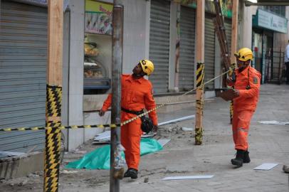  PORTO ALEGRE, RS, BRASIL - 21-07-2016 - Mulher morre em queda de marquise no Centro de Porto Alegre. Estrutura de prédio na Rua Annes Dias desabou sobre duas mulheres na manhã desta quinta-feira. (FOTO: ANDRÉ ÁVILA/AGÊNCIA RBS)