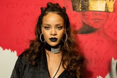 a cantora rihanna em frente ao pôster de seu novo disco, anti