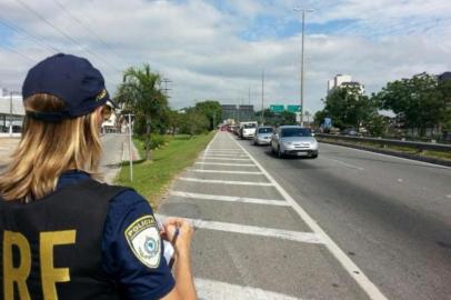 Dia do Policial Rodoviário Federal A data oficial foi sábado, 23 de julho, mas não posso deixar de registrar o respeito e a admiração pelo trabalho desenvolvido pela imensa maioria desses profissionais, pelas rodovias do Brasil. E é cada vez mais equilibrado o número de PRFs - masculinos e femininas - com a gloriosa farda pelas estradas, humanizando cada vez mais essa instituição. Um trabalho de apoio aos motoristas, de fiscalização do que é correto e legal, mas um trabalho igualmente exposto ao risco diuturnamente. Aos PRFs, nossos cumprimentos.  (Foto: PRF/Divulgação)