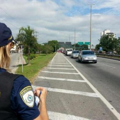 Dia do Policial Rodoviário Federal A data oficial foi sábado, 23 de julho, mas não posso deixar de registrar o respeito e a admiração pelo trabalho desenvolvido pela imensa maioria desses profissionais, pelas rodovias do Brasil. E é cada vez mais equilibrado o número de PRFs - masculinos e femininas - com a gloriosa farda pelas estradas, humanizando cada vez mais essa instituição. Um trabalho de apoio aos motoristas, de fiscalização do que é correto e legal, mas um trabalho igualmente exposto ao risco diuturnamente. Aos PRFs, nossos cumprimentos.  (Foto: PRF/Divulgação)