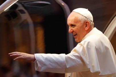 Papa Francisco desfila de papamóvel pelas ruas do centro do RioRio de Janeiro, Rio de Janeiro, Brasil, 22 de Julho de 2013 - JMJ 2013 - CHEGADA DO PAPA FRANCISCO - O Papa Francisco durante desfile pela Avenida Chile, centro da cidade do Rio de Janeiro. Foto: Roberto Filho/ElevenEditoria: GERALLocal: RIO DE JANEIROIndexador: ROBERTO FILHOFotógrafo: ELEVEN