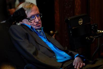 British scientist Stephen Hawking attends a press conference in London on July 20, 2015, where he and Russian entrepreneur and co-founder of the Breakthrough Prize, Yuri Milner, annouced the launch of Breakthrough Initiative, a new project to attempt to detect life in the Cosmos.  AFP PHOTO / NIKLAS HALLE'N