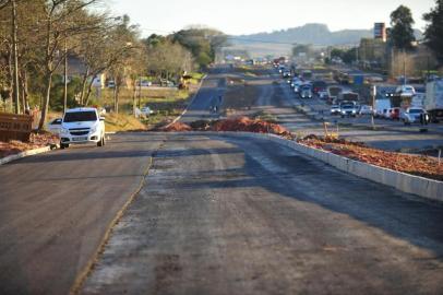  SANTA MARIA, RS, BRASIL, 28/07/2016 - Ruas laterais já estão sendo asfaltadas na duplicação das BRs da travessia urbana de Santa Maria, no trecho entre o trevo da estação rodoviária com a Rua Duque de Caxias. (FOTO MAIARA BERSCH / AGÊNCIA RBS)