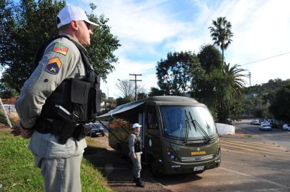  PORTO ALEGRE, RS, BRASIL, 20-06-2016- Base comunitária da Brigada Militar na Vila Cruzeiro, que conta com um microônibus e dois brigadianos. FOTO ADRIANA FRANCIOSI, AGENCIA RBS